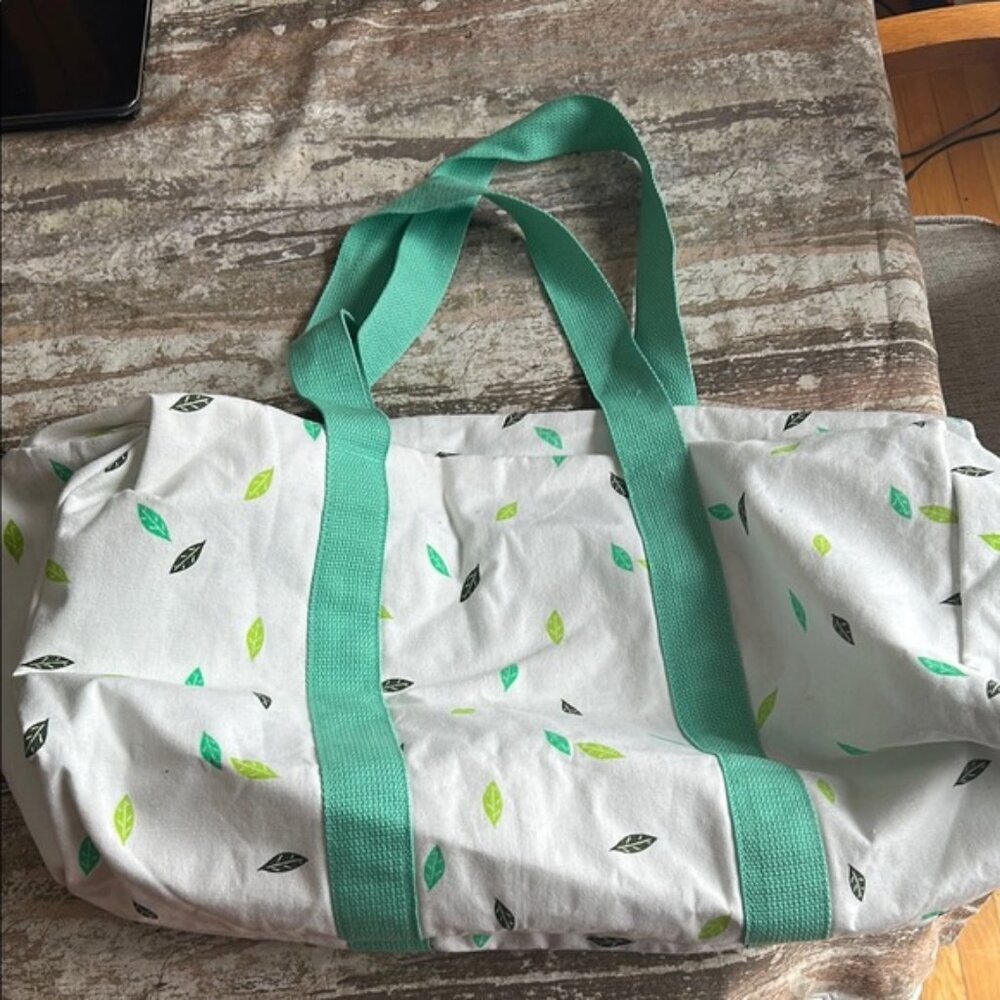 NWT L’OCCITANE Summer Gym Duffle Bag Lined Linen